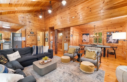 Walnut Mountain Cabin | Honeycomb Ridge~Luxury 4BR 3B~Hot tub~Fire Table~Game Room~Double Decks~Gym