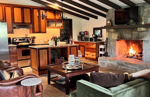 Tynecastle House | Honeymoon Cottage - Chateau DuMont