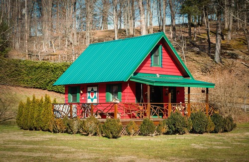Sugar Grove Cabin | Honeymoon: Trout Stream, Huge Slide, Tubing & Petting Zoo