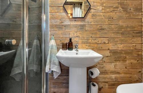 Forres House | Honeysuckle Bale Cabin - Uk49073
