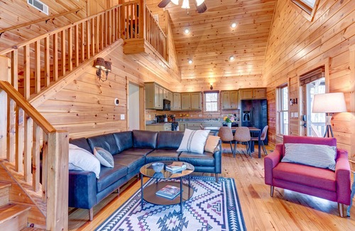 Ellijay Cabin | Honeysuckle Hideaway: Mountain View Leisure Lodge