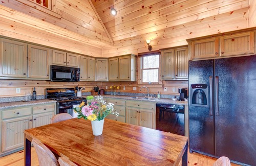 Ellijay Cabin | Honeysuckle Hideaway: Mountain View Leisure Lodge