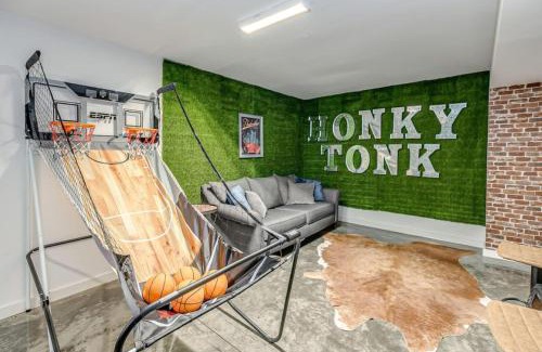 East Nashville House | Honky Tonk Game Room with Rooftop Deck