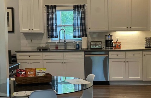 Radnor House | HonkyTonk Haven: 4.3 Miles to Broadway Downtown!