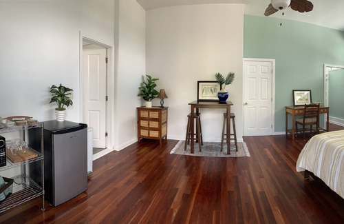 Paukaa Apartment | Honoli’i beach cottage, very roomy, in a charming neighborhood.