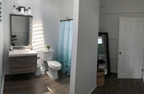 Paukaa Apartment | Honoli’i beach cottage, very roomy, in a charming neighborhood.