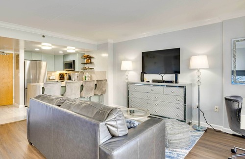 Waikiki Apartment | Honolulu Studio w/Ocean View: Parking Included!