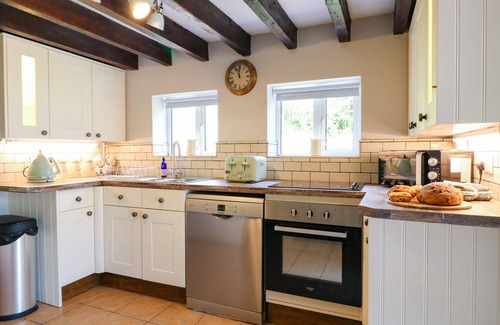 Longnor Cottage | HOOBROOK COTTAGE, pet friendly, with hot tub in Butterton