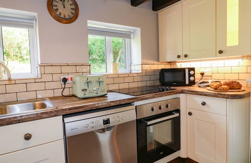 Longnor Cottage | HOOBROOK COTTAGE, pet friendly, with hot tub in Butterton