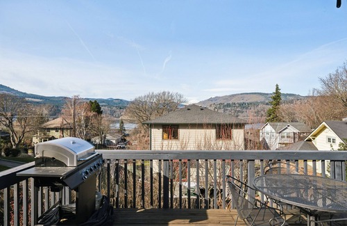Hood River House | Hood Haven ~ Cozy 2-bedroom house in charming Downtown Hood River