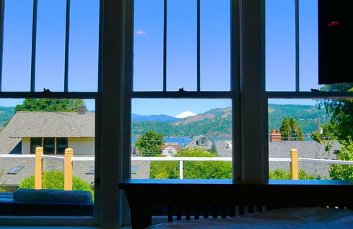 Hood River House | Hood River Enchanting Cottage