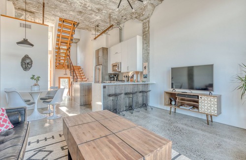 Hood River House | Hood River townhouse close to everything with river-view location & rooftop BBQ