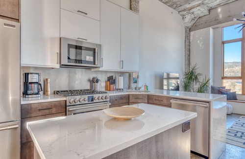 Hood River House | Hood River townhouse close to everything with river-view location & rooftop BBQ