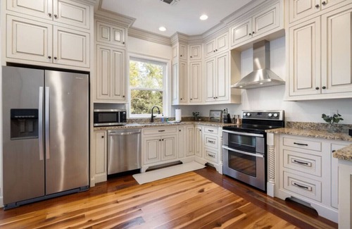 Winchester House | Hook, Wine, & Sinker-Sleeps 28, Dock, Hot Tub, Kayaks/SUPs