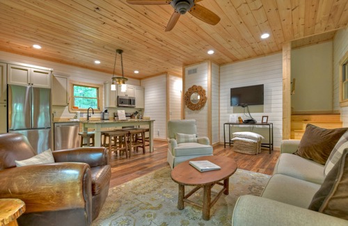 Morganton Cottage | Hoot Owl Cottage | Fire Pit | Hot Tub | Charcoal Grill