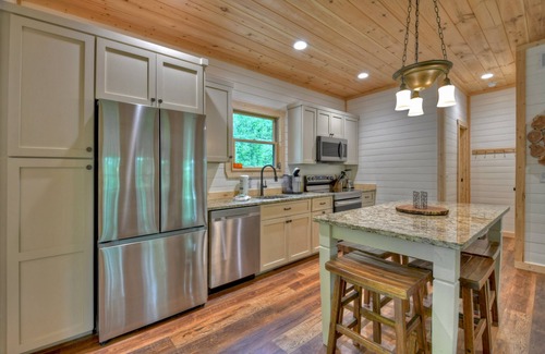 Morganton Cottage | Hoot Owl Cottage | Fire Pit | Hot Tub | Charcoal Grill