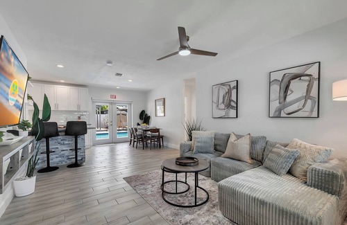 Driftwood House | Hope Casa 4/2 Heated Pool/BBQ I by HostyMosty