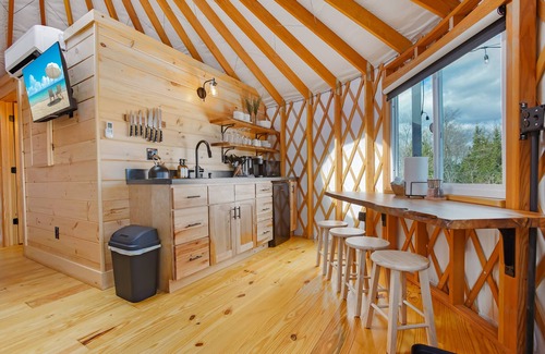Knox Dale House | Horizon Hideout YURT w/HOT TUB, Smart TV + VIEWS!