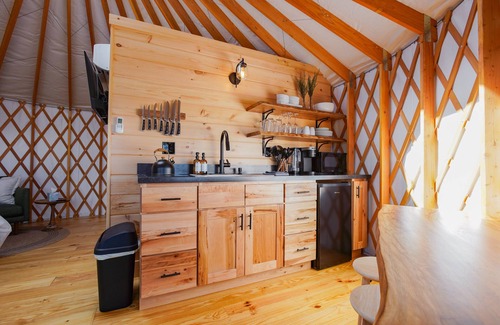 Knox Dale House | Horizon Hideout YURT w/HOT TUB, Smart TV + VIEWS!