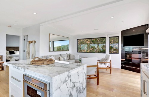 Western Malibu House | Horizon Hills Panoramic View House w Balcony