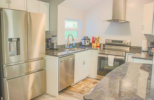 Bethlehem House | Horizon Lake Villa, chic and modern.