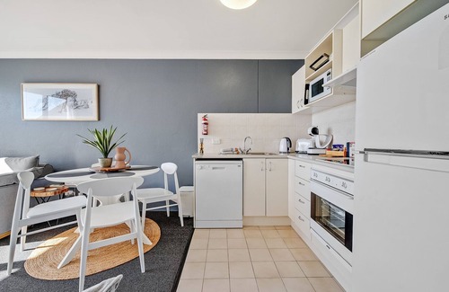 Jindabyne Apartment | Horizons 306 - Deluxe Lake Front Studio l Pool l Tennis l WiFi l BBQ