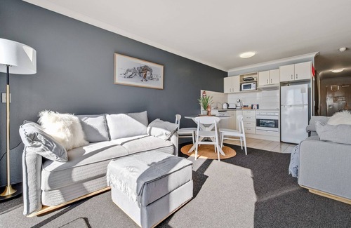 Jindabyne Apartment | Horizons 306 - Deluxe Lake Front Studio l Pool l Tennis l WiFi l BBQ