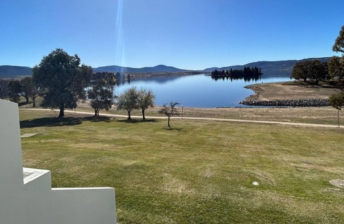 Jindabyne Apartment | Horizons 317 studio right on the Lake