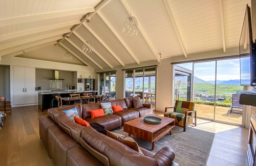 Jacks Point House | Horoeka House | Stunning views and spa Pool