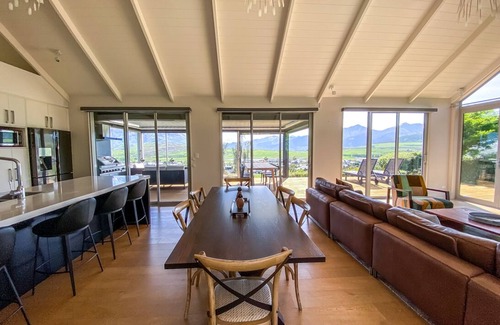 Jacks Point House | Horoeka House | Stunning views and spa Pool
