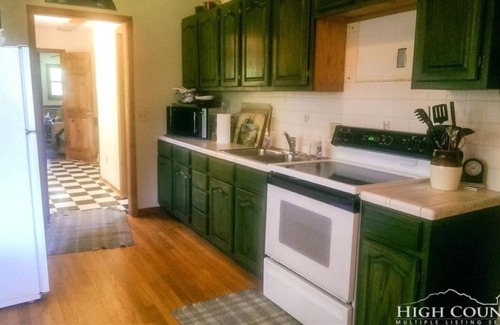 Glade Valley House | Horse Friendly Setting , Convenient to Old Beau Golfing & the Blue Ridge Pwy
