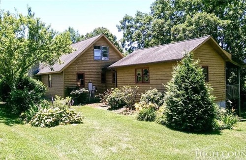 Glade Valley House | Horse Friendly Setting , Convenient to Old Beau Golfing & the Blue Ridge Pwy