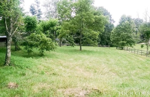 Glade Valley House | Horse Friendly Setting , Convenient to Old Beau Golfing & the Blue Ridge Pwy