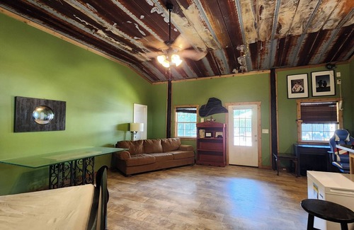 Griffin Bed & Breakfast | HORSES FISHING, SALT WATER POOL, COZY BEAUTIFUL NEW CABIN with OLD BARN FEEL