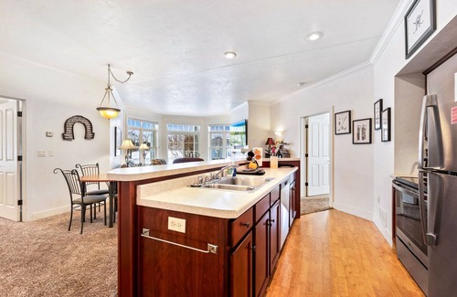 Egg Harbor Condo | Horseshoe Bay Club Cottage #3-Inclusive Golf Course and Club Access!