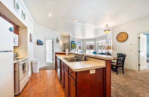 Egg Harbor Condo | Horseshoe Bay Club Cottage #1-Inclusive Golf Course and Club Access!