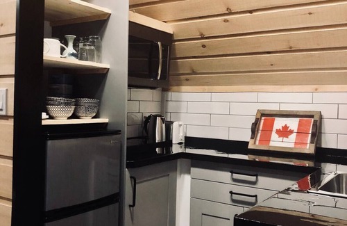 Oro-Medonte Ski Chalet | Horseshoe Valley Carriage HousenMinutes to skiing, biking , lakes. Sleeps 6