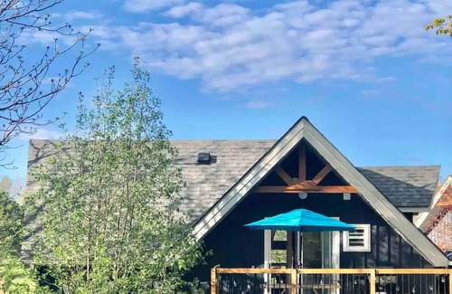 Oro-Medonte Ski Chalet | Horseshoe Valley Carriage HousenMinutes to skiing, biking , lakes. Sleeps 6