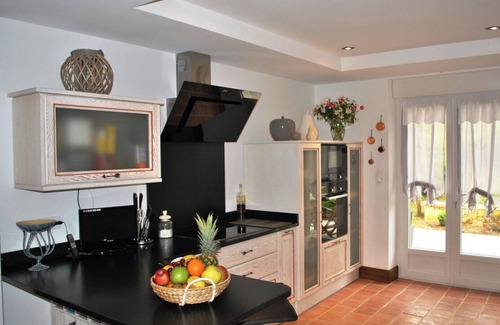 Les Farges House | Hortense, beautifully situated villa with private swimming pool near Montignac