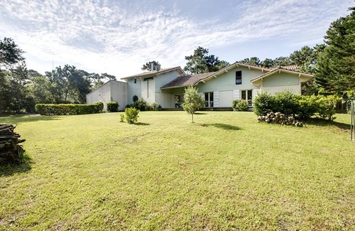 Les Estagnots Villa | Hossegor Air-conditioned villa sleeps 10 with heated pool