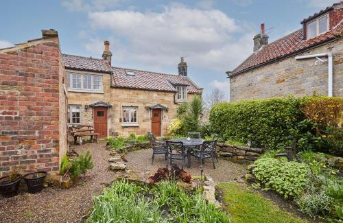Fylingthorpe House | Host & Stay - Colcott Cottage
