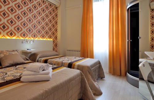 Embajadores Hotel | Hostal Far Home Plaza Mayor