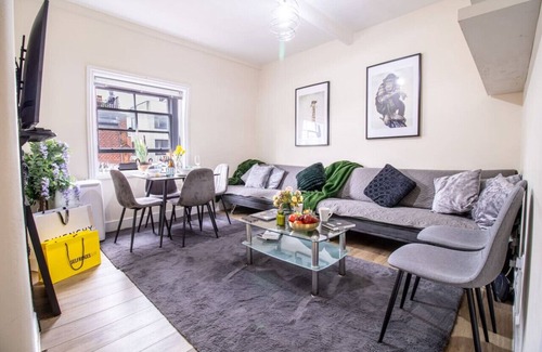 City of Westminster Condo | hosted by Maysa Gilbert street 8