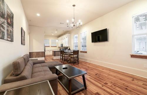 Faubourg Lafayette Apartment | Hosteeva 3 BR Cottage Close to St Charles 5 m Ride to FQ