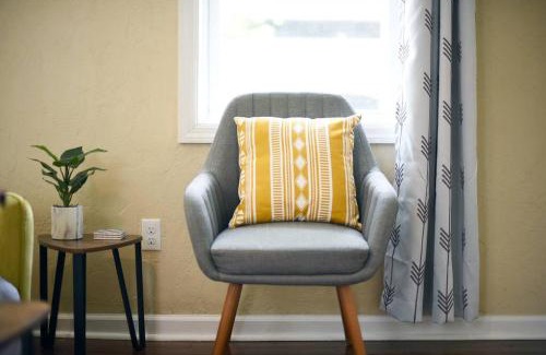 East Allegheny House | HostWise Stays - Block to AGH - King Bed, Free Off Street Parking