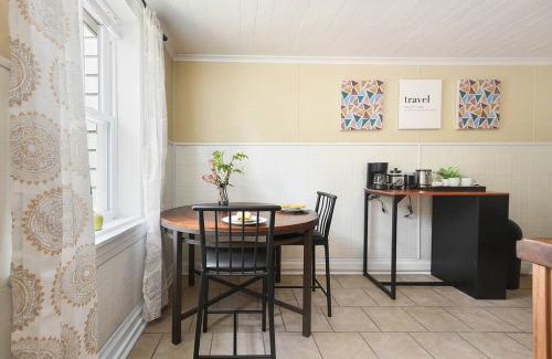 East Allegheny House | HostWise Stays - Block to AGH - King Bed, Free Off Street Parking
