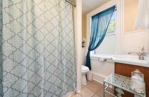 East Allegheny House | HostWise Stays - Block to AGH - King Bed, Free Off Street Parking