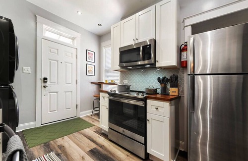 Bloomfield House | ★HostWise Stays★ Off Street Parking, Walk to Hospitals + Great Food