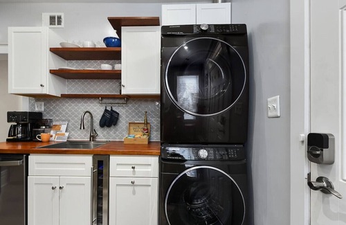 Bloomfield House | ★HostWise Stays★ Off Street Parking, Walk to Hospitals + Great Food