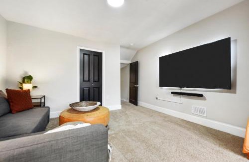 East Allegheny House | HostWise Stays - The Peralta - Brand New, Great Kitchen, Theater Room